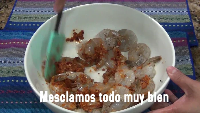 Marinate the shrimp in the sauce for 10 minutes in the refrigerator (uncovered).