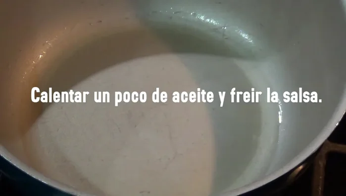 In a saucepan, fry the sauce in oil until fragrant. Add salt.