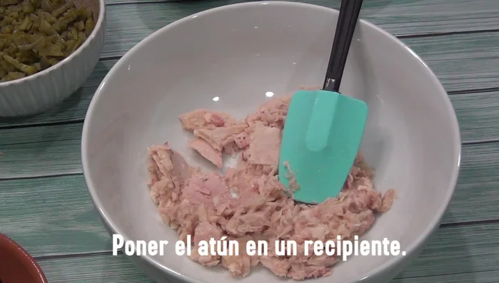 Drain the tuna and add lemon juice, garlic powder, and pepper to taste.