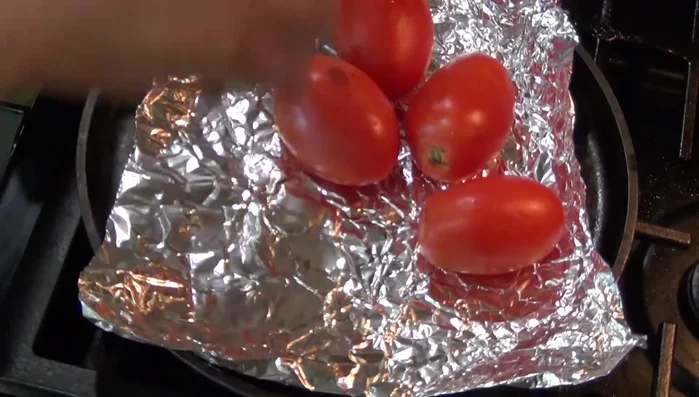Roast the tomatoes, jalapeño peppers, and puya chiles on the griddle.