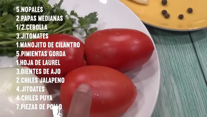 Clean and cut the cactus. Prepare other vegetables: potatoes, onion, tomatoes, cilantro, peppers, garlic.