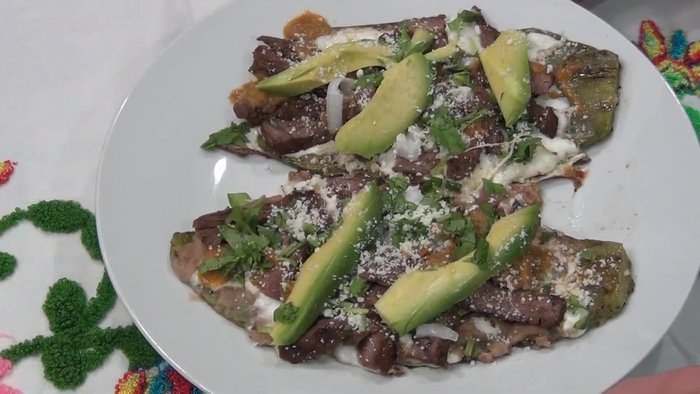 Marinate the meat: In a bowl, combine the steak, papaya, garlic, onion, lemon juice, red meat seasoning, and pepper. Let it marinate for 15 minutes (222.4).
