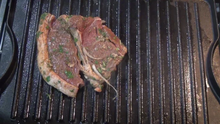 Grill the meat: Heat oil in a pan and grill the marinated meat until cooked to your liking (414.52).