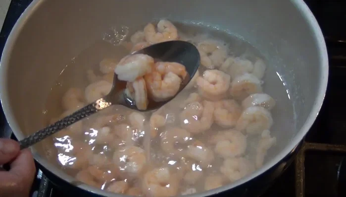 Remove shrimp and chop into small pieces.