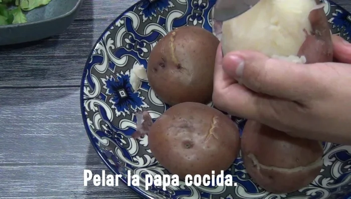 Peel and mash the pre-cooked potatoes.