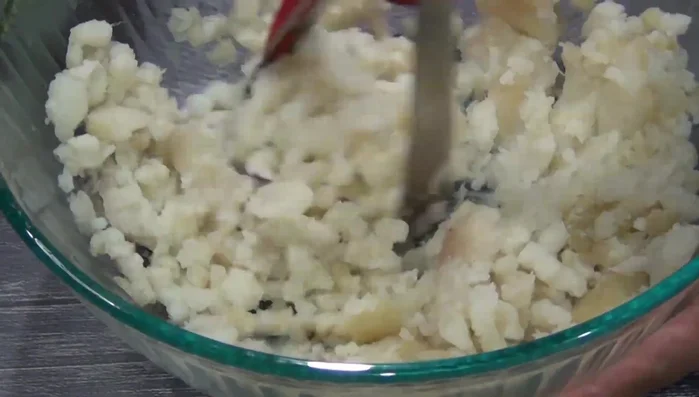 In a bowl, mix mashed potatoes with butter, parsley, cumin, pepper, salt, chopped serrano pepper, and cilantro.