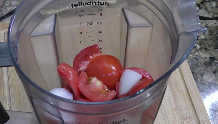 Prepare the tomato sauce: Blend tomatoes, onion, garlic, and oregano.