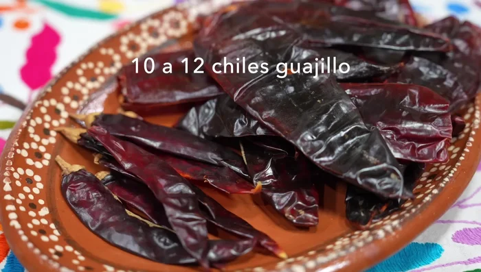 Prepare the chili sauce: In a separate pot, boil guajillo and guajillo puya chiles (245.64). Turn off the heat and let them hydrate for 20 minutes (257.54).