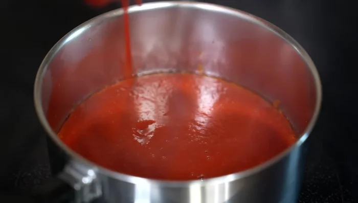 Fry the blended sauce in hot oil for 20 minutes over medium heat, stirring occasionally (311.04).