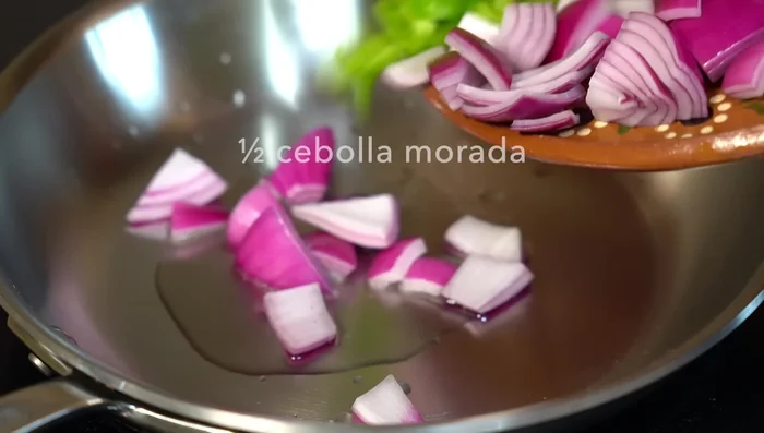 Prepare the red sauce recaudo: Sauté onion and green pepper in hot oil. Add tomatoes, oregano, garlic, achiote paste, and salt. Simmer for 10 minutes, cool, and blend.