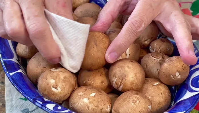 Clean the mushrooms with a damp paper towel, removing dirt and stems. Cut zucchini into cubes.