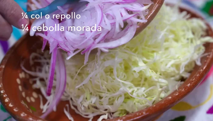 Prepare the coleslaw: Thinly slice cabbage and red onion. Mix with mayonnaise (or yogurt), mustard, lemon juice, salt, pepper, chile de árbol, and olive oil.