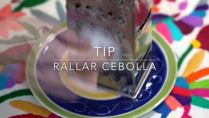 Grate the onion and press the garlic. In a molcajete, crush the salt, pepper, allspice, oregano. Add grated onion, pressed garlic, parsley, mint, paprika, egg, and breadcrumbs to the ground beef. Mix gently.