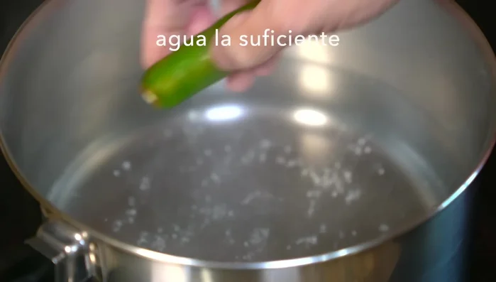 For the broth: In hot water, cook the serrano pepper for 5 minutes, then add the tomatoes and cook until their skins burst. Remove from heat and let warm.