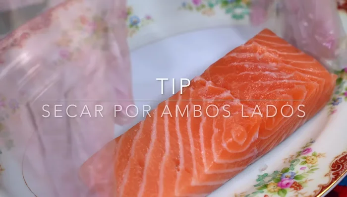 Dry the salmon fillets on all sides with absorbent paper towels.