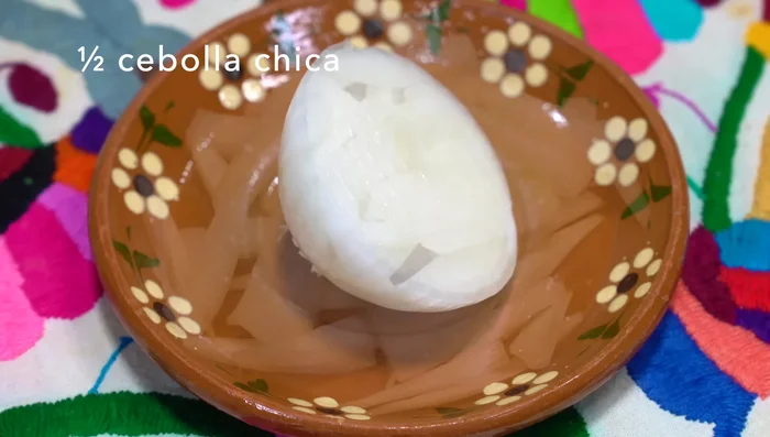 Cut potatoes and zucchini into dice, and onion into feather shapes.
