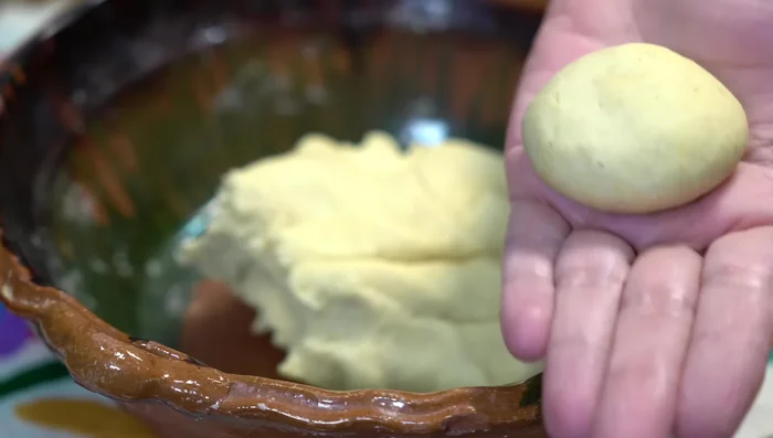 Shape Infladitas: Portion dough (50g), flatten between plastic wraps to 8cm circles. Fry until golden brown.