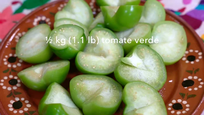 Prepare the sauce: Blend the green tomatoes (remove the white part), onion, garlic, serrano pepper, cilantro, epazote, and a little water until smooth.