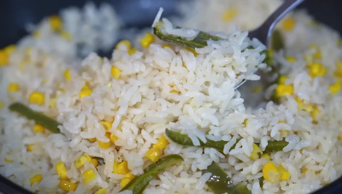 Serve the chicken with white rice, corn on the cob, and warm corn tortillas.