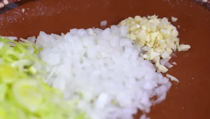 Finely chop onion and garlic. Cut leek into thin slices.
