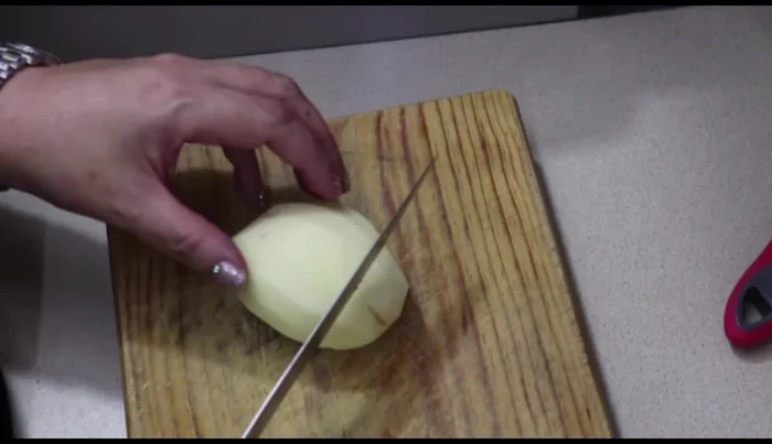 Peel and slice potatoes about 1 cm thick.