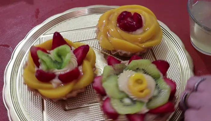 Refrigerate: Refrigerate the tartlets to set the glaze and keep the fruit fresh. Cover tartlets or store in individual containers to prevent drying.