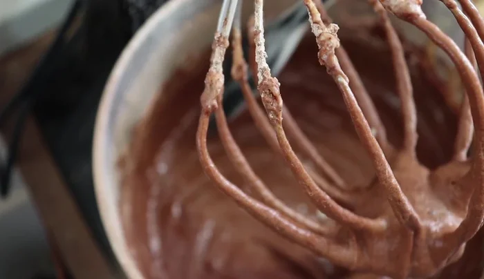 Remove any lumps of flour or baking powder from the sides of the bowl.