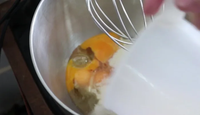 Beat 5 eggs at room temperature with 1 cup of sugar for 5-6 minutes until the color changes.