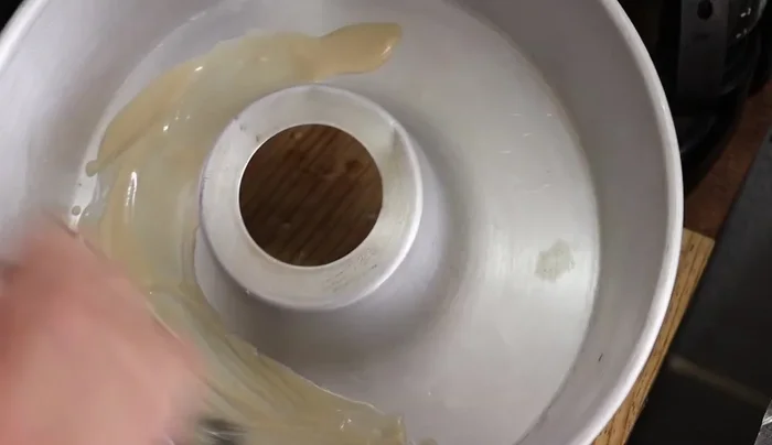 Grease the baking pan with the release agent.