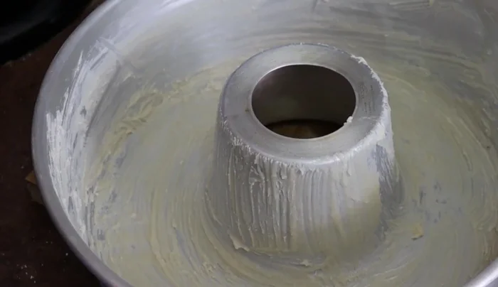 Bake in a preheated oven at 200°C (400°F) for 5 minutes, then lower the temperature to 180°C (350°F) and bake for another 45 minutes.