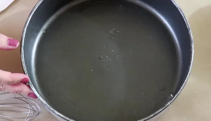 Grease the mold with cooking oil and refrigerate for at least 5 minutes.