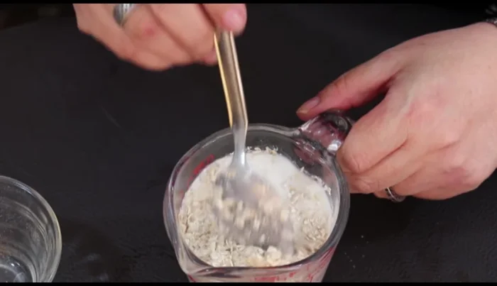 Prepare the oat mixture: Combine oats and milk in a bowl. Let it sit to allow the oats to absorb the milk (110.759).