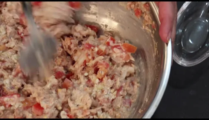 Mix wet ingredients: Add the oat mixture to the tuna mixture and stir well to combine (292.44). Beat the eggs and incorporate them into the mixture (303.96).