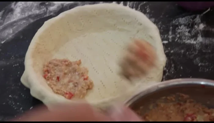 Add filling: Pour the tuna mixture into the pastry-lined mold (485.08).