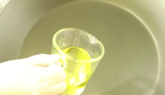 Add olive oil to the saucepan. Add finely chopped garlic and fry until fragrant.