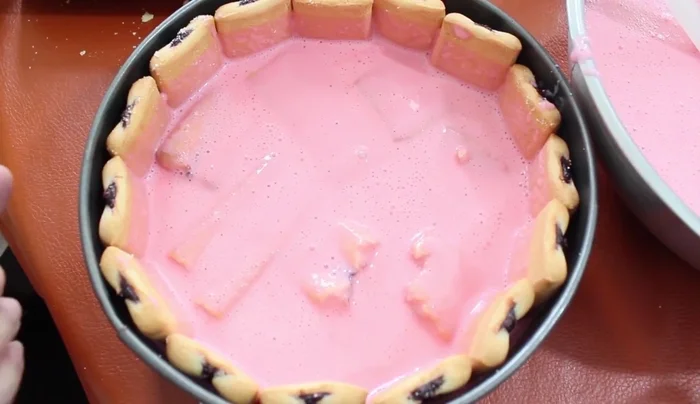 Pour half of the cream mixture into the mold. Freeze for 10 minutes. (236.58)