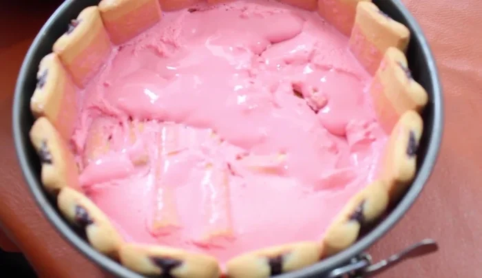 Remove from the freezer, pour the remaining cream mixture into the mold. Refrigerate until set completely. (245.94)