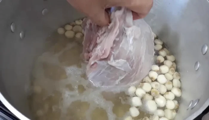 Once the meat is cooked and the corn is tender (about 1 hour after adding the meat), add salt (approx. 2 tablespoons per kilo of meat and corn). (411.52)