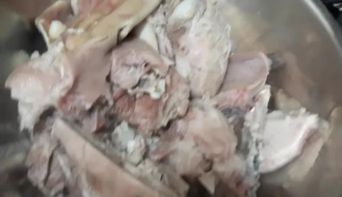 Remove the meat from the pot to prevent overcooking. (542.72)