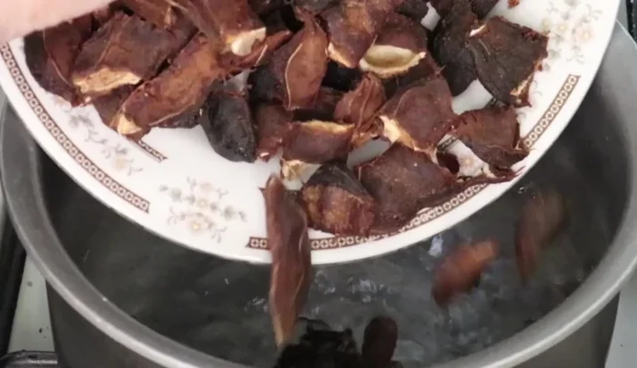 Boil the tamarind (second batch): In a separate saucepan, combine the cut tamarind, water, sugar, and chili. Bring to a boil, then reduce heat and simmer until the water is absorbed.