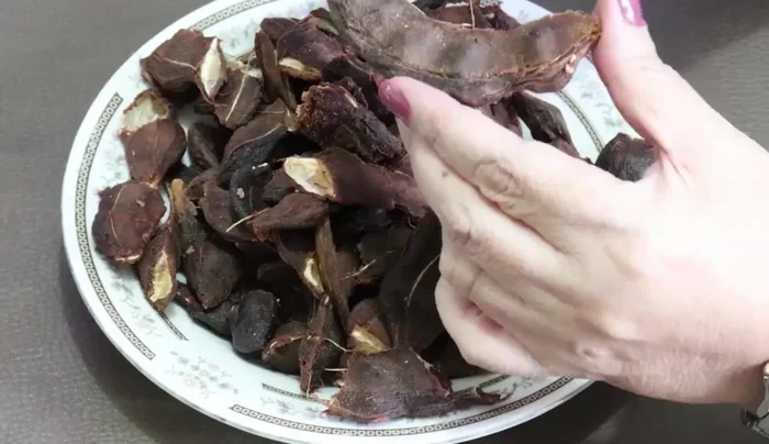 Prepare the tamarind: Remove the peel and cut the tamarind into small pieces.