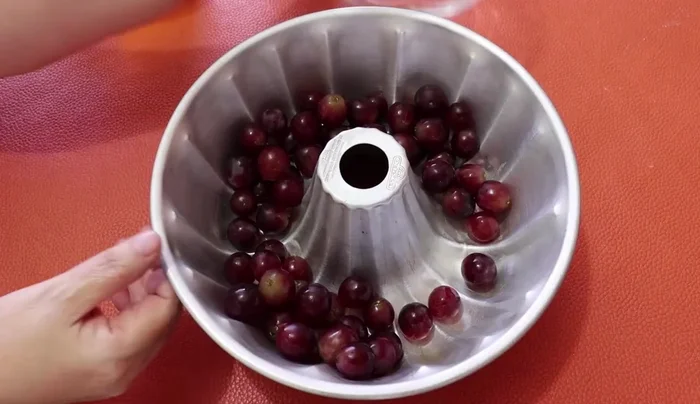 Arrange grapes in the chilled mold. (180.599)