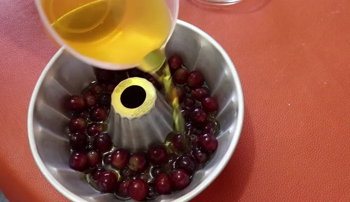 Pour pineapple gelatin over grapes until covered, freeze for 3 minutes until semi-set. (189.42)