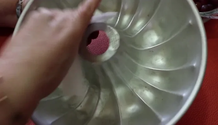 Grease a mold with vegetable oil and place it in the freezer to chill. (44.879)