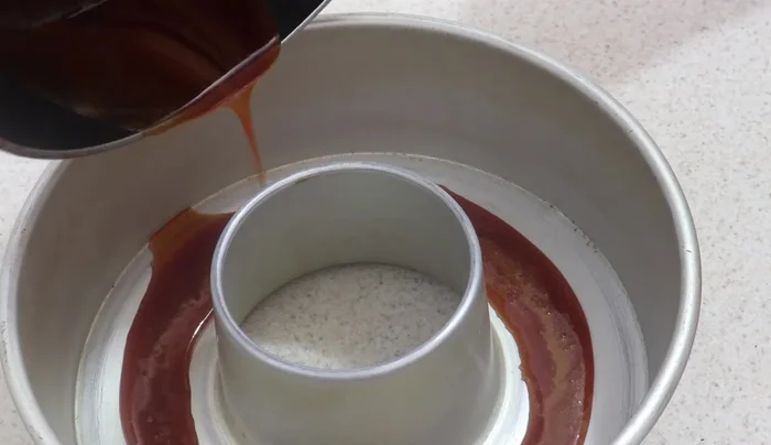 Pour caramel into the baking mold.