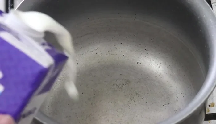 Heat milk in a pot. Add half the milk to the unflavored gelatin mixture once it starts to boil, then add the rest of the milk after mixing well. Stir in the eggnog-flavored gelatin.