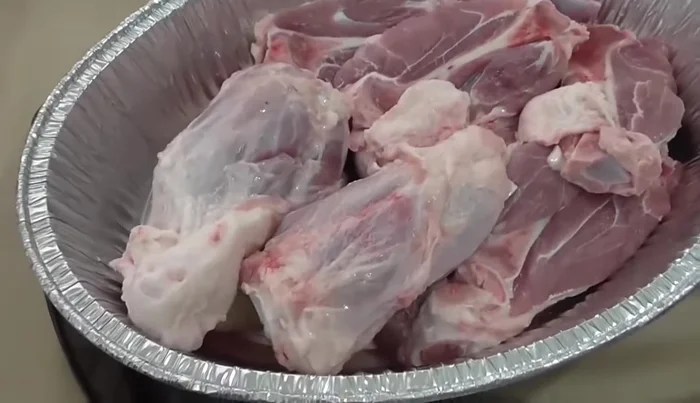 Ask your butcher to cut the chamorros in half vertically. Prepare each piece with salt, oregano, peppers, cloves, cinnamon, tomatoes, onion, and garlic.