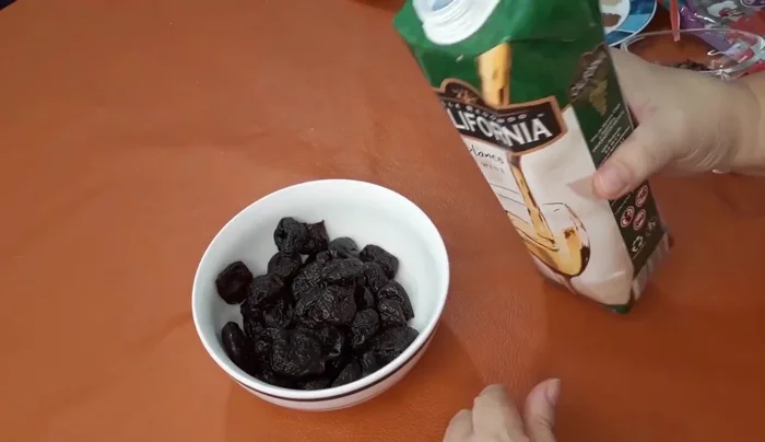 Prepare the plum sauce: Hydrate the prunes in white or red wine for 1-2 hours. (341.16)