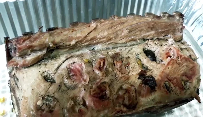 Combine and coat: Add the remaining meat broth to the sauce, stir well, and coat the loin generously with the sauce. (493.52)