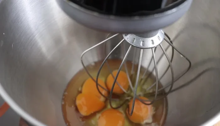 Blend 3.5 cups of shelled corn (or 4 corn cobs), 4 eggs, 1 can of milk, and a pinch of salt in a blender at high speed for 5-6 minutes until the egg changes color.